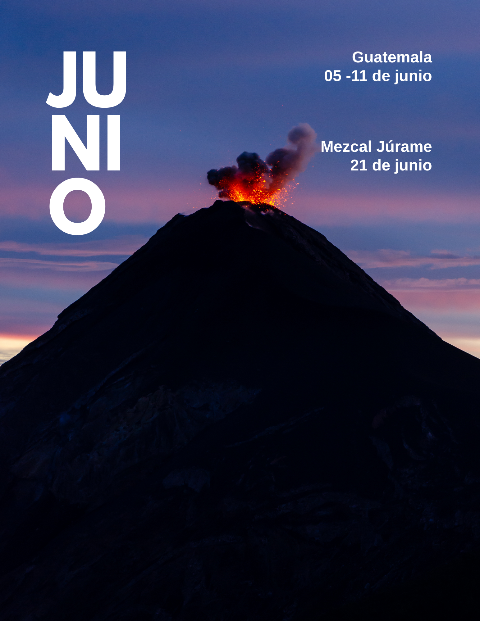 Senderistas avanzando por un cañón profundo con vista panorámica de las Barrancas del Cobre.