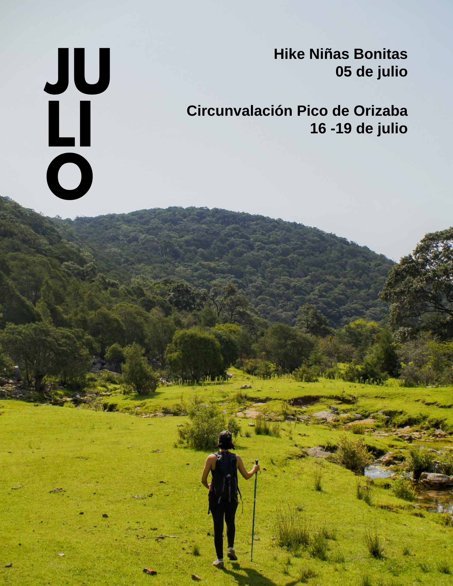 Senderistas avanzando por un cañón profundo con vista panorámica de las Barrancas del Cobre.